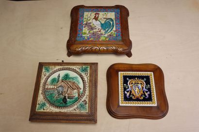 Trois dessous de plats à carreaux de faïence....