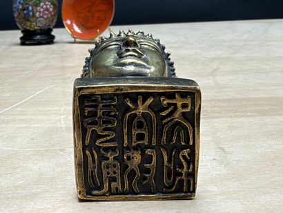 ASIE: Lot de bibelots
Oeuf en bronze à émaux...
