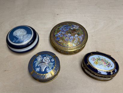 Quatre bonbonnières en porcelaine de Limoges...