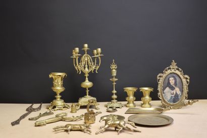Lot de bibelots en laiton et bronze. 
H....