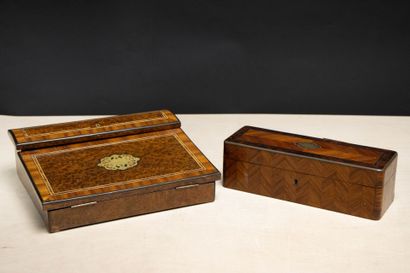 Ecritoire et boite à gants en bois de placage....