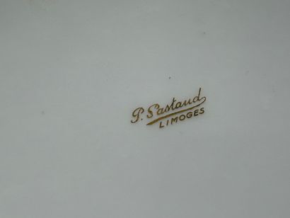 Quatre bonbonnières en porcelaine de Limoges...