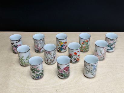 Douze tasses en porcelaine du Japon. 
H....