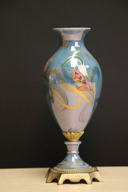 Deux petits vases en porcelaine, monture...