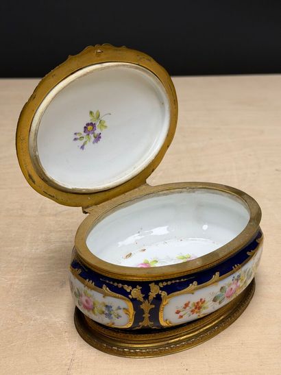 Quatre bonbonnières en porcelaine de Limoges...