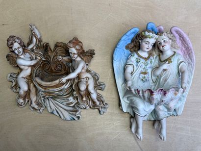 Deux bénitiers à décor de putti en biscuit...