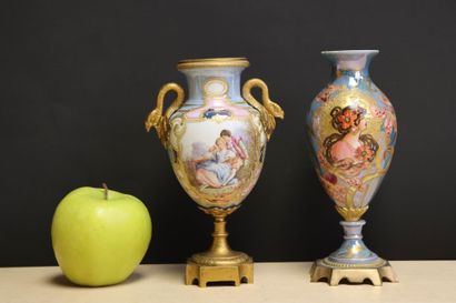 Deux petits vases en porcelaine, monture...