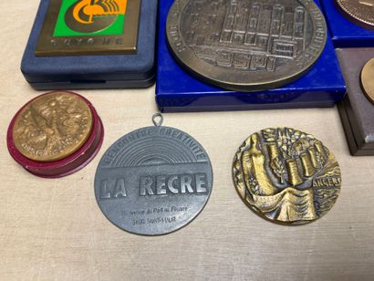 Lot de 24 médailles bronze et alliage; modernes...