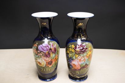 Paire de vases en porcelaine à décor de fleurs,...