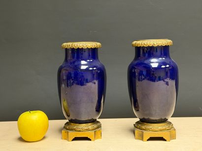 Deux pieds de lampes à pétrole en porcelaine...