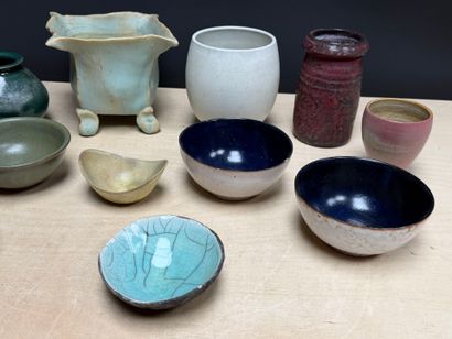 Lot de céramiques : bol, jardinière, cache...