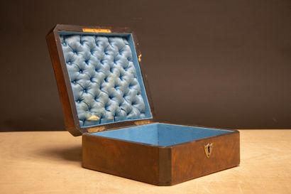Coffret en placage de bois de loupe, intérieur...