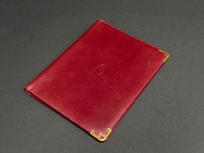 CARTIER Protège carnet en cuir bordeaux.
22...