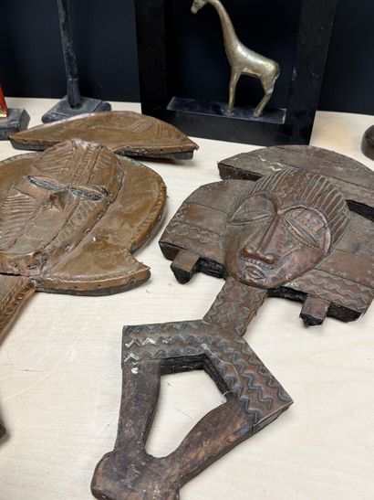 Important lot de sculptures et objets africains...