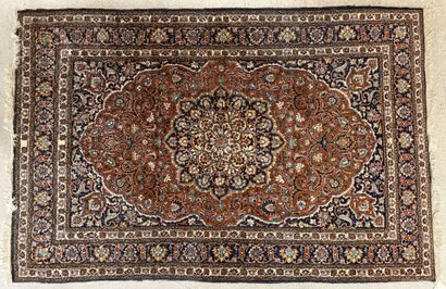 Tapis laine tissé main, marron
200 x 130...
