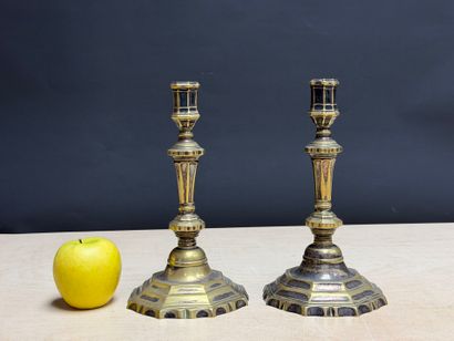 Paire de flambeaux en bronze XIX°.
Traces...
