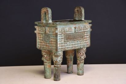 Brule parfum en bronze patiné.
CHINE style...