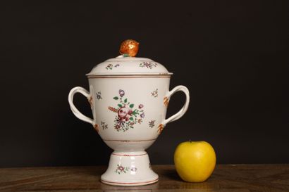 Grande coupe couverte en porcelaine, décor...
