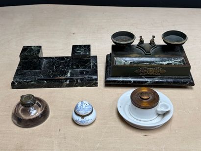 Lot de cinq encriers en marbre, verre et...