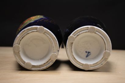 Paire de vases en porcelaine à décor de fleurs,...