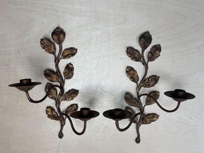 Paire d'appliques en métal doré. 
H. :37...