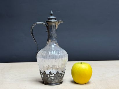 Aiguière en cristal monture en argent. 
Orfèvre...