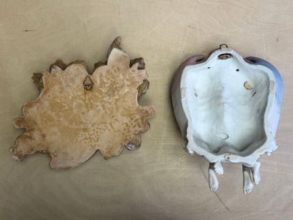 Deux bénitiers à décor de putti en biscuit...