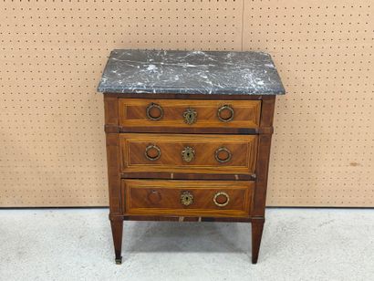 Petite commode en frisage ouvrant à trois...