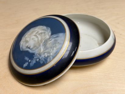 Quatre bonbonnières en porcelaine de Limoges...