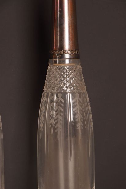 Paire de flacons en cristal, monture argent....