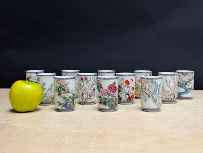 Douze tasses en porcelaine du Japon. 
H....