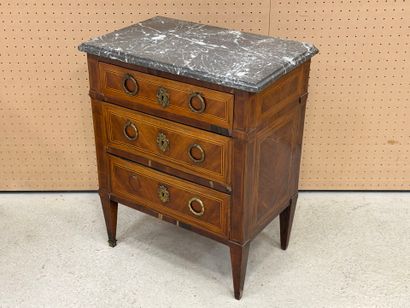Petite commode en frisage ouvrant à trois...