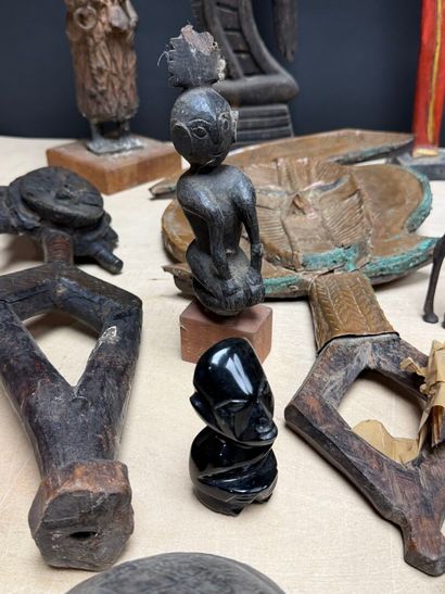 Important lot de sculptures et objets africains...