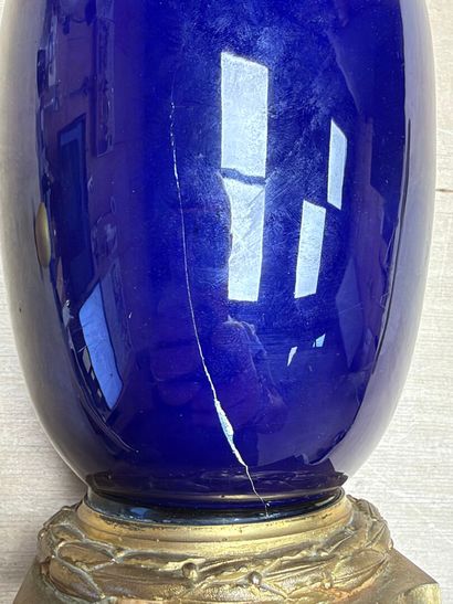Deux pieds de lampes à pétrole en porcelaine...