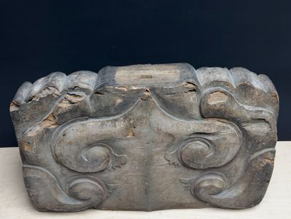 Autel en bois sculpté à haut relief de musiciennes
CHINE...
