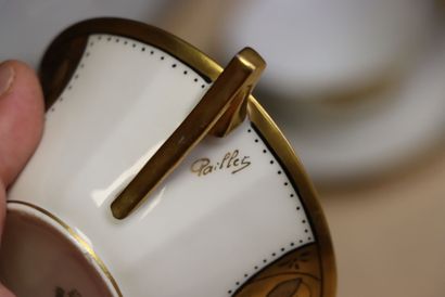 Sept tasses et soucoupes en porcelaine de...