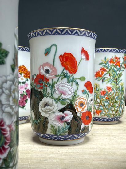 Douze tasses en porcelaine du Japon. 
H....