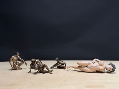 Quatre scupture en résine et une en terre...