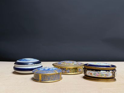 Quatre bonbonnières en porcelaine de Limoges...