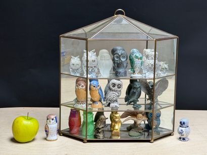 Petite vitrine moderne et collection de miniatures...