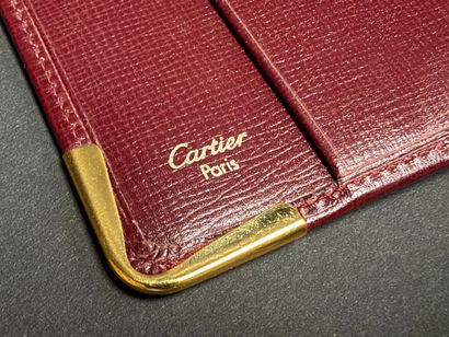 CARTIER Protège carnet en cuir bordeaux.
22...