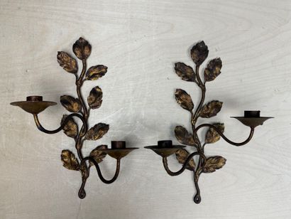 Paire d'appliques en métal doré. 
H. :37...