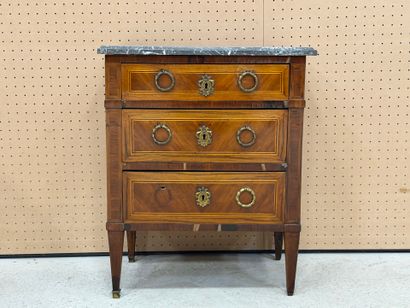 Petite commode en frisage ouvrant à trois...