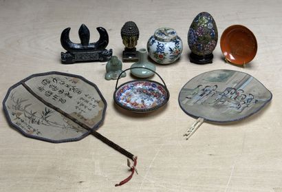 ASIE: Lot de bibelots
Oeuf en bronze à émaux...