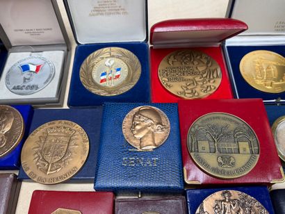 Lot de 24 médailles bronze et alliage; modernes...