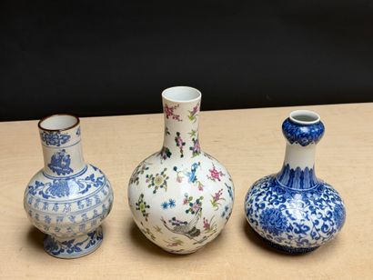 ASIE: Trois vases en porcelaine
Chine XX°
H:...