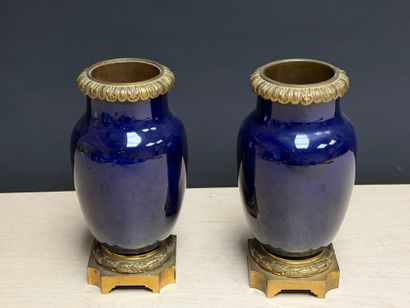 Deux pieds de lampes à pétrole en porcelaine...