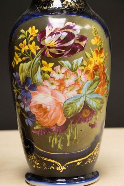 Paire de vases en porcelaine à décor de fleurs,...