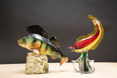 Deux sculptures poissons un en verre, l'autre...