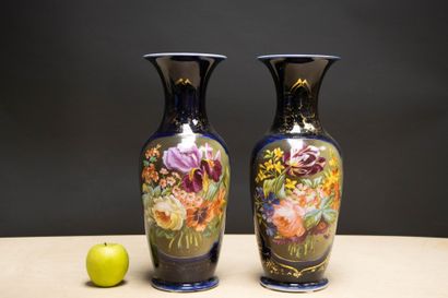 Paire de vases en porcelaine à décor de fleurs,...